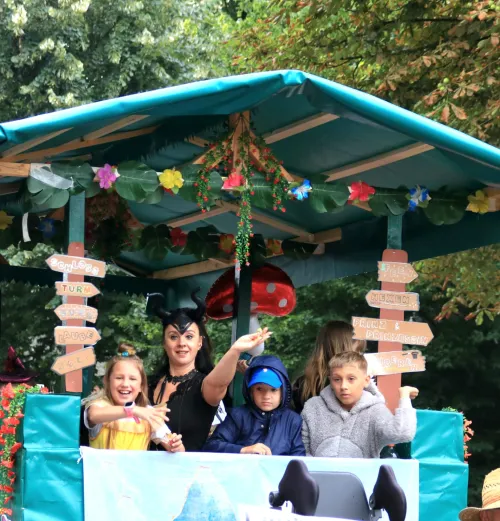 Winkende Personen auf dem Festwagen