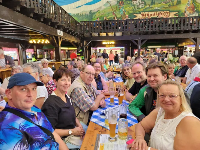 Vorstand und Festausschuss beim Vereinsabend im Festzelt