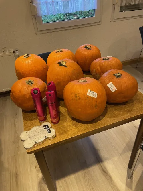 Kürbisse auf einem Tisch