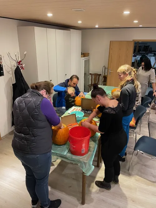 Gartenfreunde beim Kürbisschnitzen