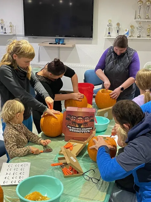 Gartenfreunde beim Kürbisschnitzen