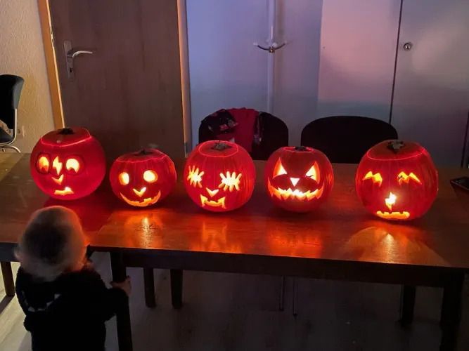 geschnitzte Kürbisse im dunkeln