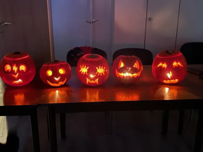 geschnitzte Kürbisse im dunkeln