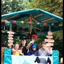 Winkende Personen auf dem Festwagen