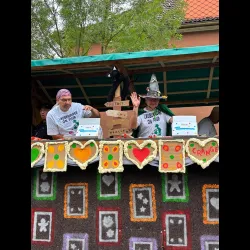 Winkende Personen auf dem Festwagen