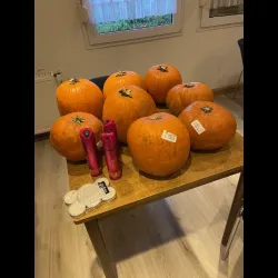 Kürbisse auf einem Tisch