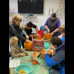 Gartenfreunde beim Kürbisschnitzen