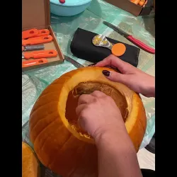 Gartenfreunde beim Kürbisschnitzen