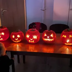 geschnitzte Kürbisse im dunkeln